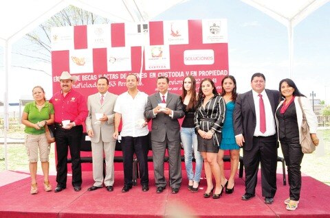 Entregan becas en San Juan del Río 