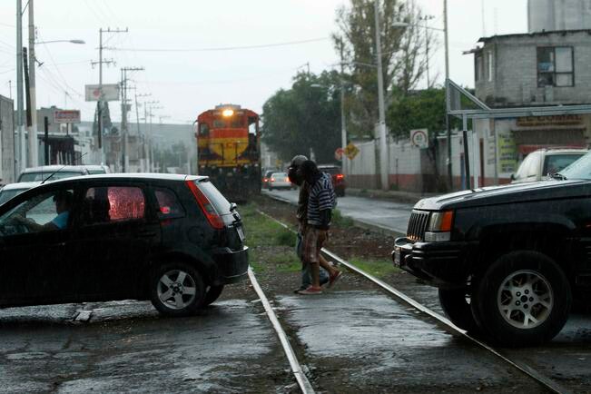 Antonio Zapata pide a ferrocarrileras mejorar seguridad
