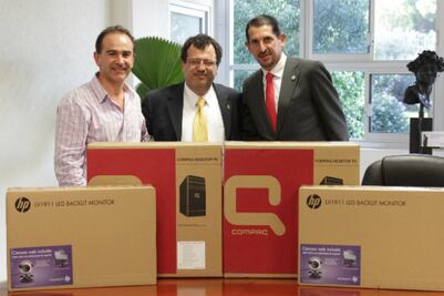 Entregan donativo a UAQ