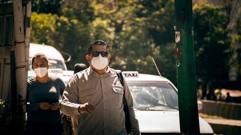 Alertan por nueva ola de contagios de Covid-19; habría regreso al semáforo rojo