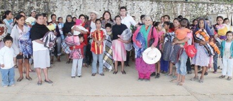 Regalan cobertores en Jalpan