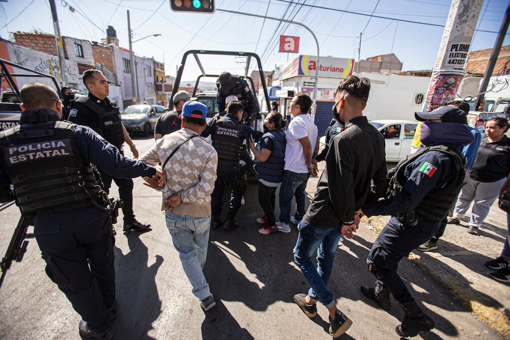 Detienen a 44 personas en Querétaro; conformaban un grupo de choque