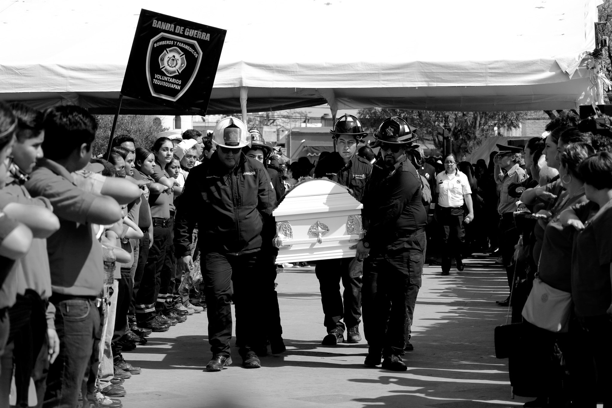 Entre aplausos, despiden a Capitán de Bomberos de Tequisquiapan; murió en el Acueducto II 