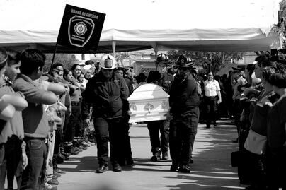 Entre aplausos, despiden a Capitán de Bomberos de Tequisquiapan; murió en el Acueducto II