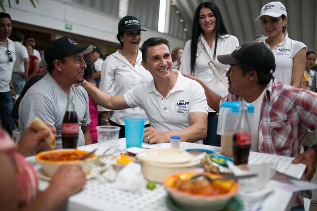 Entre sus actividades de campaña, Adolfo Ríos García recorrió el tianguis y el marcado de Santa Rosa Jáuregui, donde recordó que sus promesas de campaña están registradas ante notario. / Foto: Especial