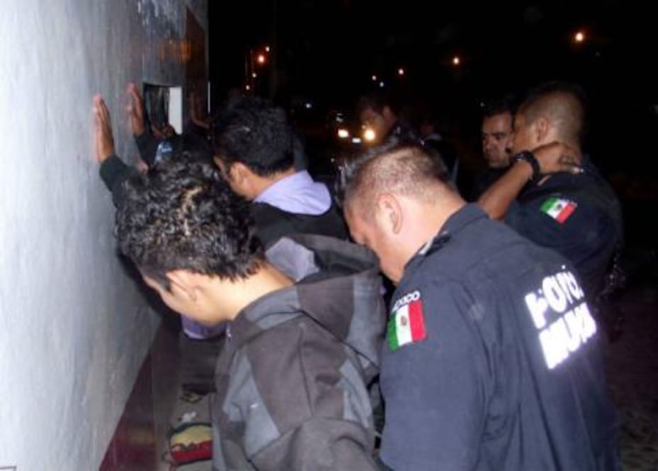 Destituyen a policías por abuso de autoridad