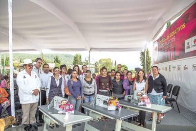 DIF entrega apoyo a sector artesanal