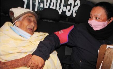 Rescatan a abuelita abandonada en la calle; la sacaron a "tomar el sol", explican