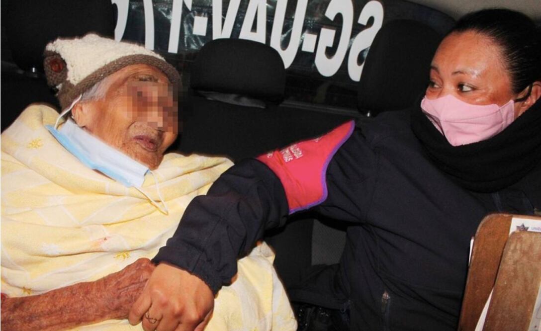 Rescatan a abuelita abandonada en la calle; la sacaron a "tomar el sol", explican