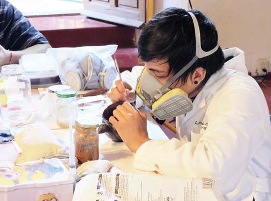 Arreglan cerámica antigua