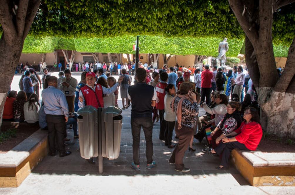 En el estado de Querétaro, 2 mil 468 personas fueron evacuadas de 44 edificios, reportó la Unidad Estatal de Protección Civil (UEPCQ) tras sismo con escala de 7.5 escala Richter (FOTOS: STAFF. EL UNIVERSAL)