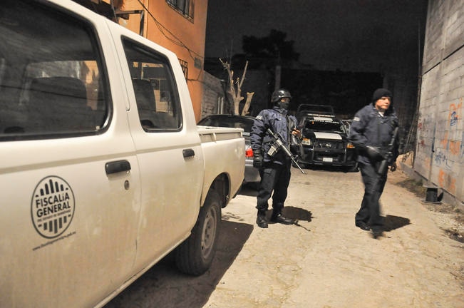 Detienen a 2 hombres acusados de homicidio