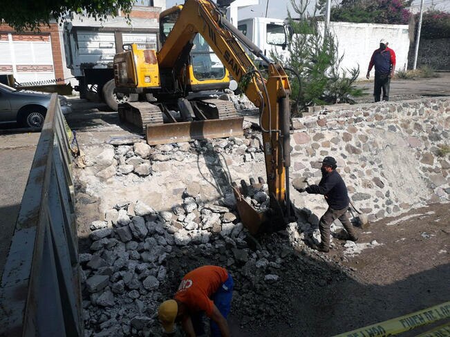 Puente peatonal es el causante del desborde del dren en Peñuelas 