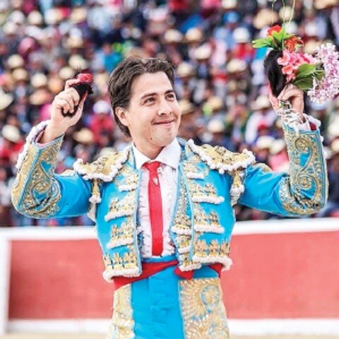 “El Canelo” corta cuatro orejas