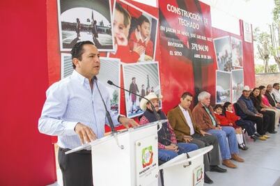 Edil de SJR entrega apoyos para escuelas