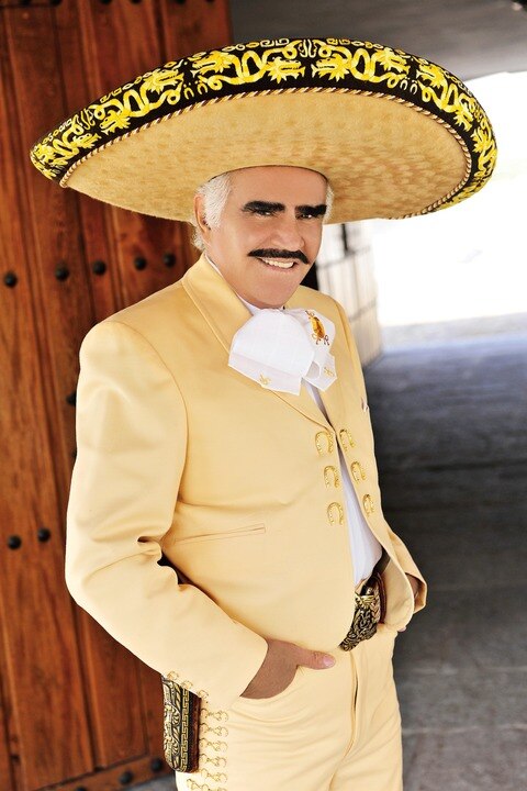 Vicente Fernández se recupera entre familia