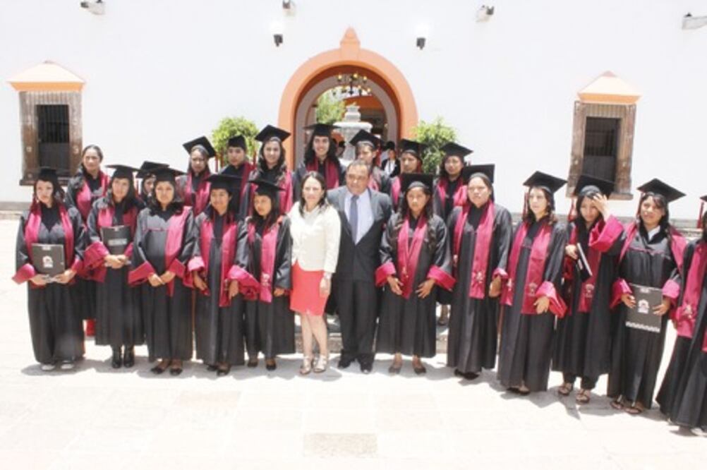 Se gradúan 83 becarias; creer en metas, les pide gobernador