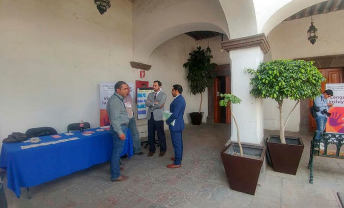 Enrique Fernández de Cevallos y Castañeda, secretario de Administración (centro), recordó que el jueves el municipio fue embargado por un proveedor al que se le debían 1.3 millones de pesos por productos de imprenta (ALMA CÓRDOVA. EL UNIVERSAL)