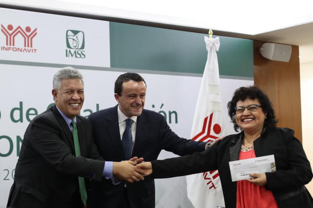 Durante la firma del acuerdo, David Penchyna (izq.) destacó que el Infonavit tiene como meta otorgar 100 préstamos en el programa Mejoravit y, si se requie re, volverán a hacer subastas para fondear el proyecto. (GERMÁN ESPINOSA. EL UNIVERSAL)