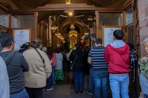 Aguardan por cientos de fieles a  la Virgen