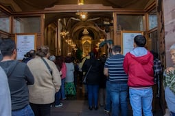 Aguardan por cientos de fieles a  la Virgen