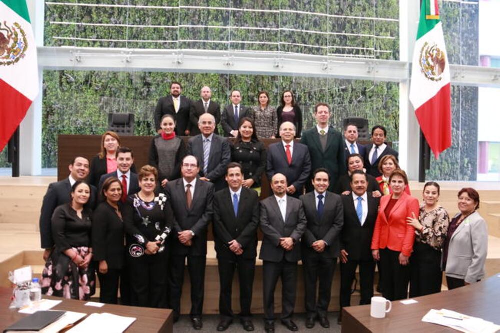 Con 24 votos a favor, de las fracciones mayoritarias del PRI y PAN, y uno en contra, de la representante de Morena, aprueban tanto el Presupuesto de Egresos como la Ley de Ingresos para el ejercicio fiscal 2017 (RICARDO LUGO. EL UNIVERSAL)