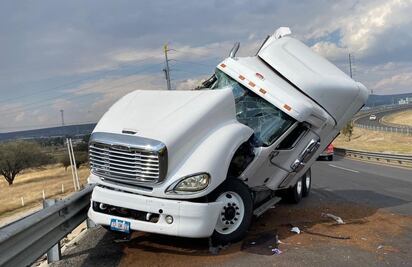 Tráiler volcó en la carretera a San Luis; conductor transportaba rollos de papel