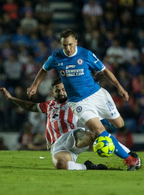 Christian Giménez tomó la manija en el juego del Cruz Azul (CHRISTIAN PALMA. AP)