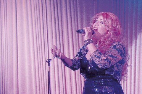 Karen Delfín, la mujer de las mil voces