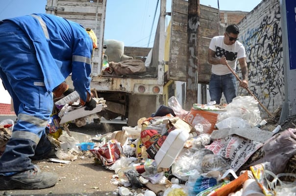 Multan a 205 negocios en Querétaro por sacar basura fuera de horario