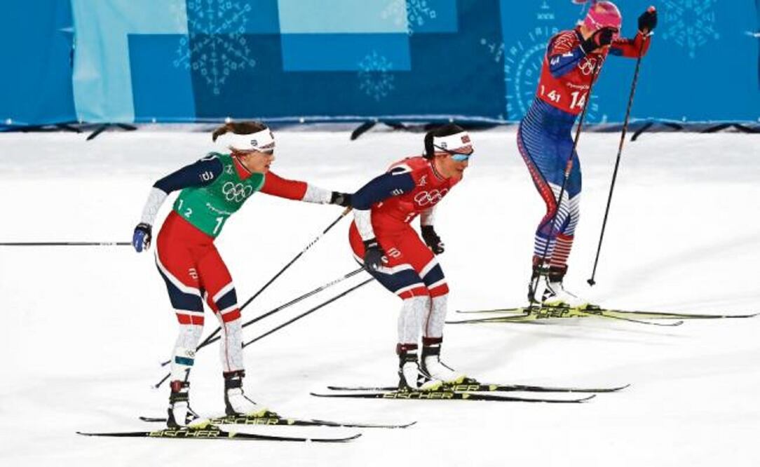 Marit (centro) ganó bronce en el sprint por equipos, con Maiken C. Falla. (KAI PFAFFENBACH. REUTERS)