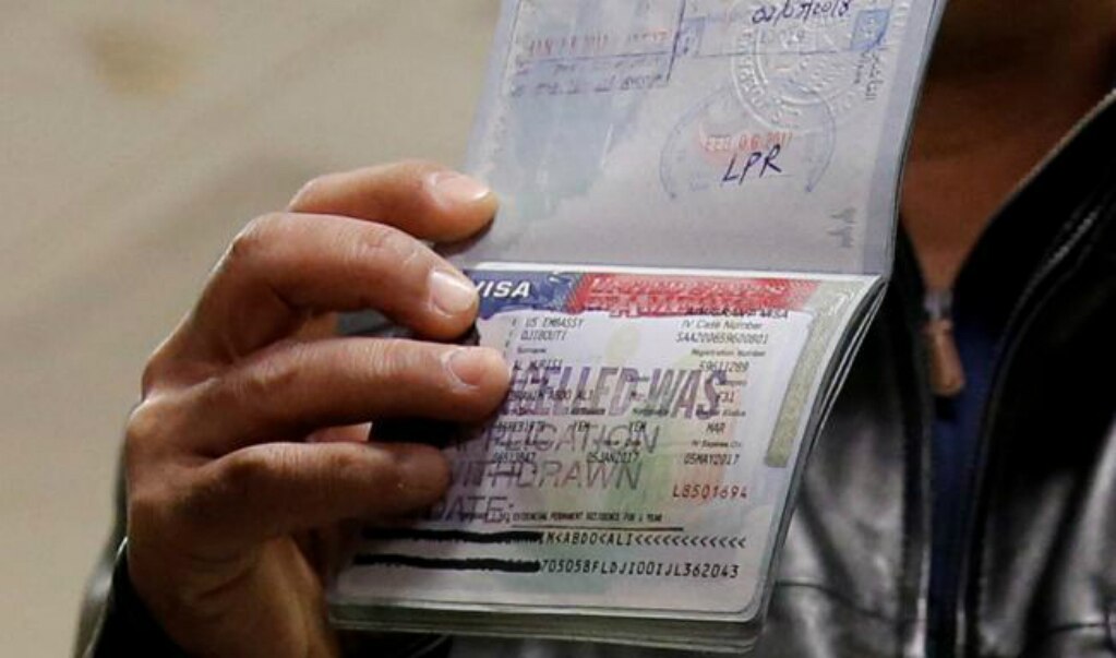 Podría EU registrar celulares y pedir contraseñas de redes sociales para visa