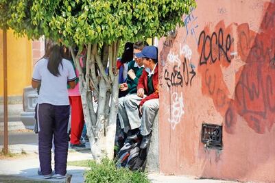 Indagan uso de drogas en secundaria