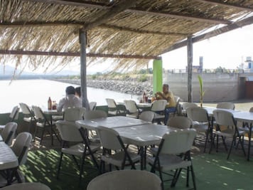 Restaurantes de “Acapulquito” en riesgo por lluvias