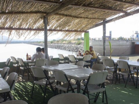 Restaurantes de “Acapulquito” en riesgo por lluvias