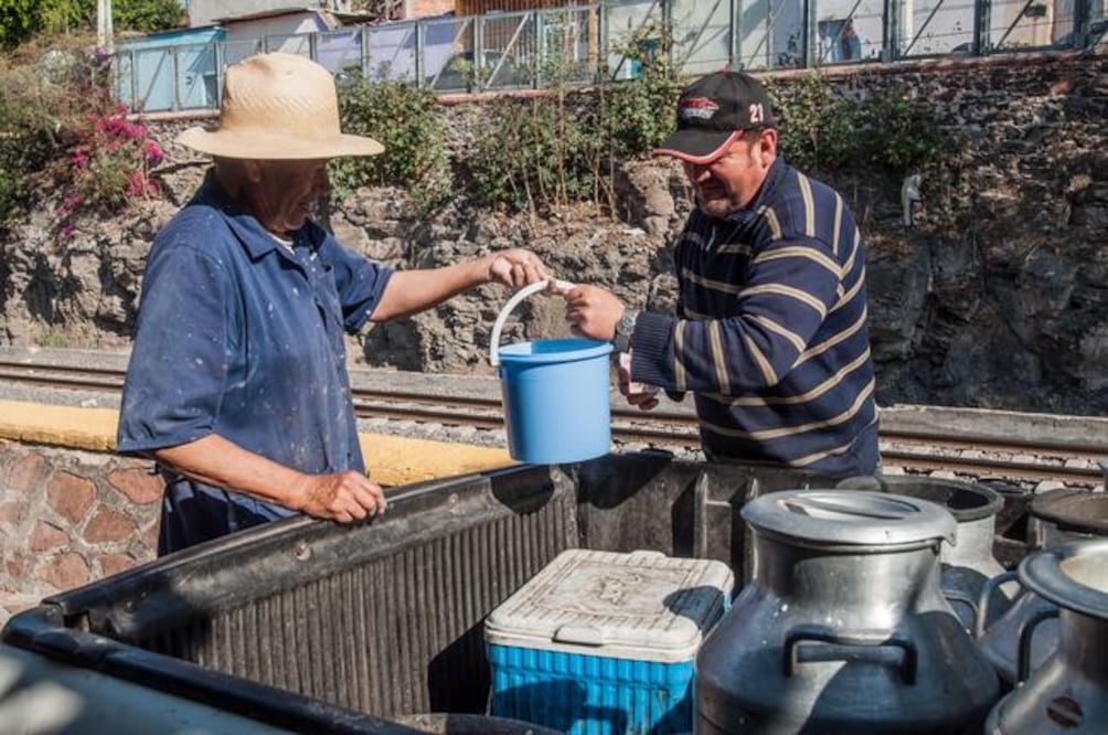La jornada de José Luis y su esposa Elizabeth inicia en el mercado de La Cruz, donde tiene un par de clientas, de ahí continúan hasta mediodía por hogares y comercios, para luego regresar a su rancho. (RICARDO LUGO. EL UNIVERSAL)