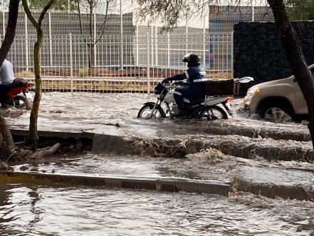 El agua arrastra varios vehículos en San Pedrito Peñuelas