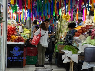 Últimas compras para la cena de Año Nuevo llenan los mercados de Querétaro