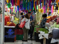 Últimas compras para la cena de Año Nuevo llenan los mercados de Querétaro