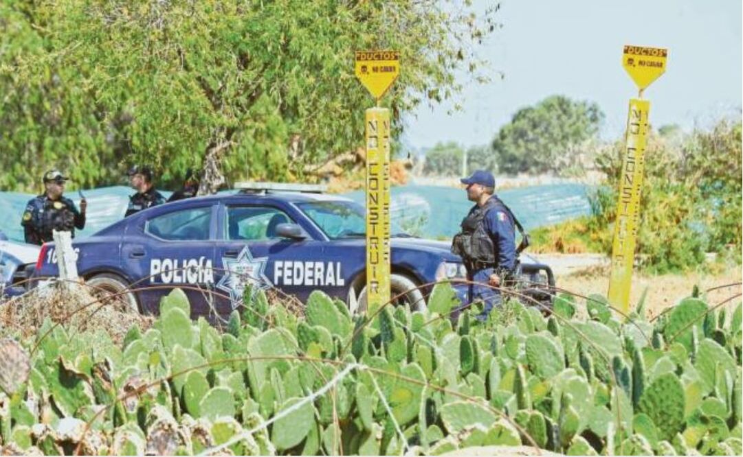 Elementos del Ejército mexicano y la Policía Federal aseguraron al menos cuatro tomas clandestinas en el poblado de Cuautlacingo, Estado de México, luego de un enfrentamiento verbal con pobladores.