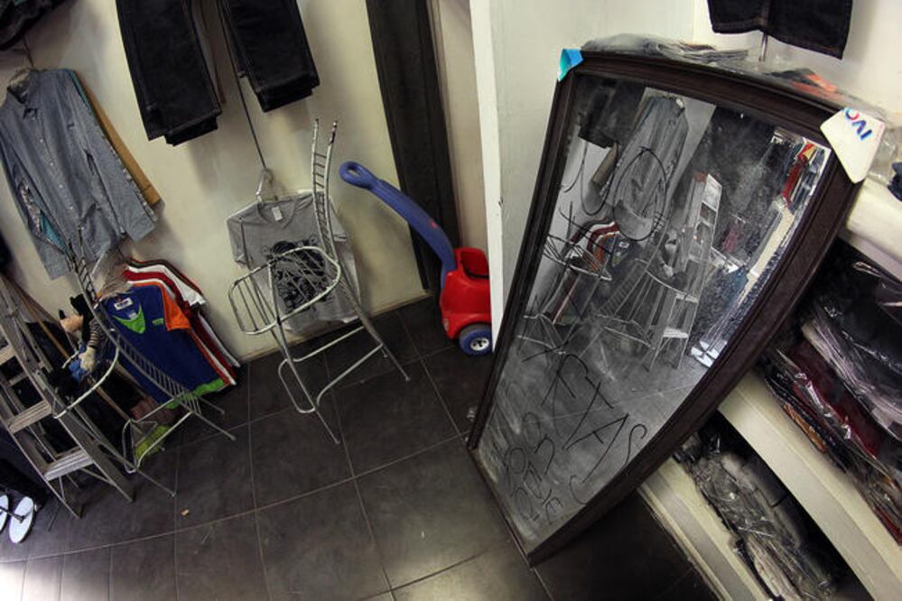 En la imagen aparece el espejo con la supuesta leyenda intimidatoria hacia Alfredo Serrano, según comenta (LUIS SÁNCHEZ. EL UNIVERSAL)