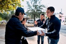 Entregan cenas navideñas en colonia  Los Olvera