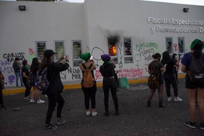 Por daños a un edificio, vinculan a proceso a activista del 8 de marzo en Querétaro