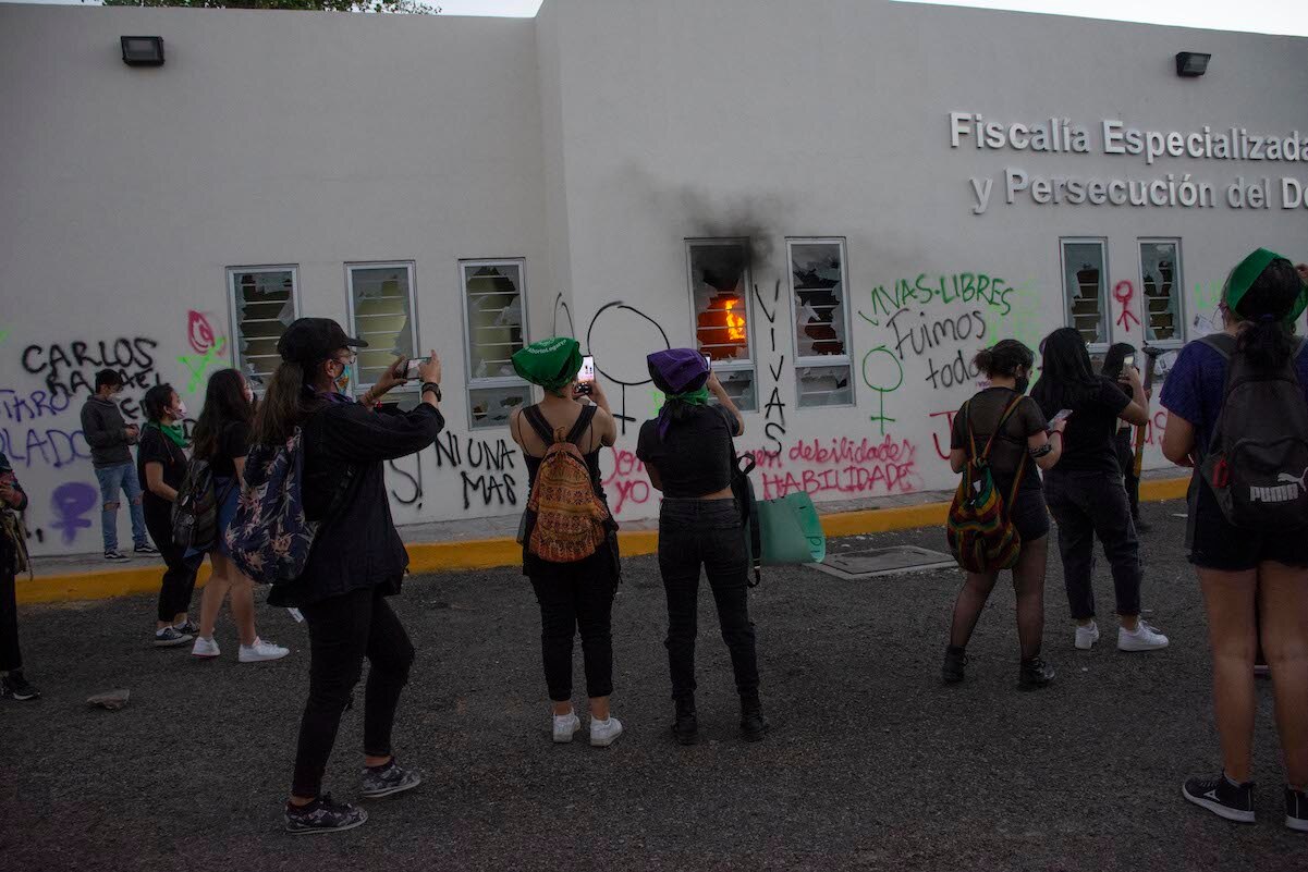 Por daños a un edificio, vinculan a proceso a activista del 8 de marzo en Querétaro