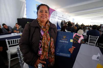 Luis Nava entrega 221 escrituras de predios