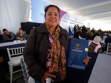 Luis Nava entrega 221 escrituras de predios