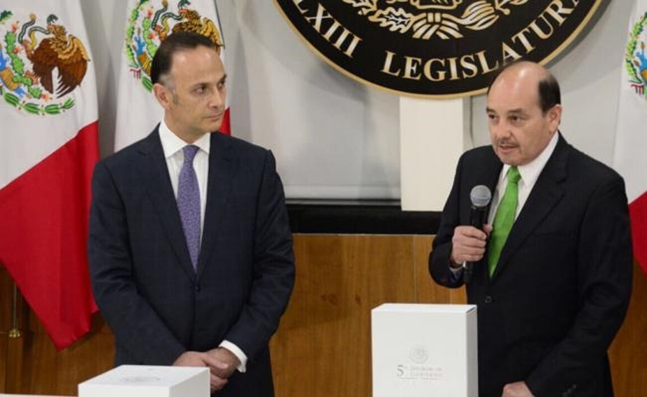 Entrega subsecretario quinto informe de gobierno de Peña Nieto