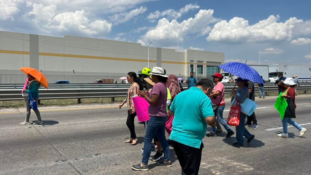 Bloquean otra vez la carretera 57, a la altura de Pedro Escobedo
