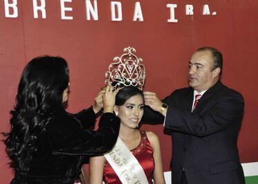 Coronan a la reina de las Fiestas Patrias 2012