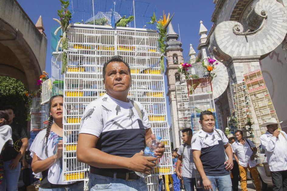 Los “pajareros” fieles asistentes a la celebración de La Cruz